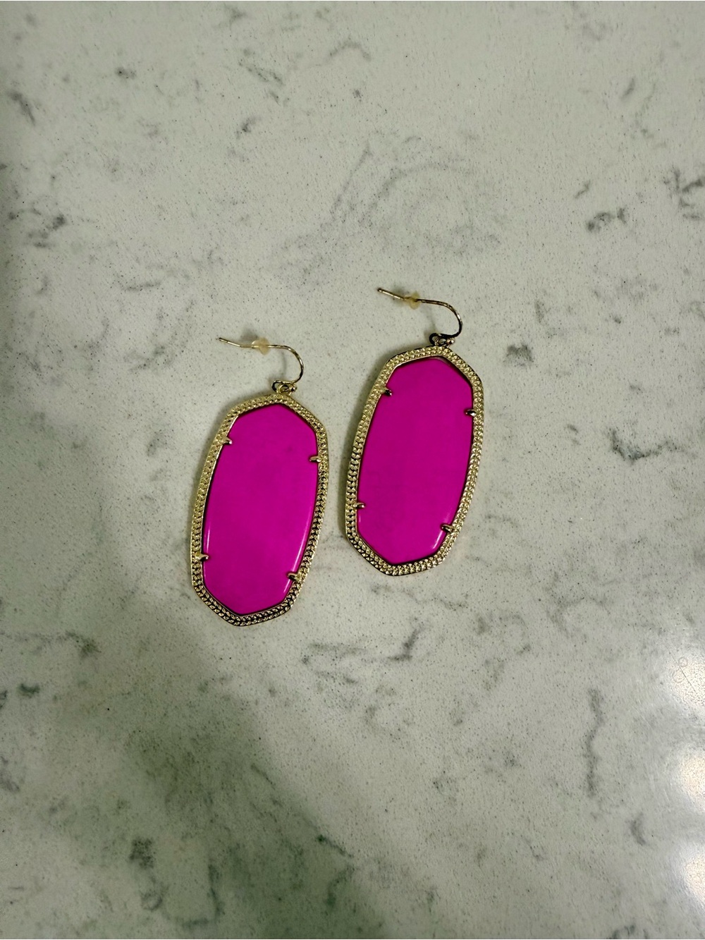 NWOT- KENDRA SCOTT Elle Gold Drop Earrings in Magenta
